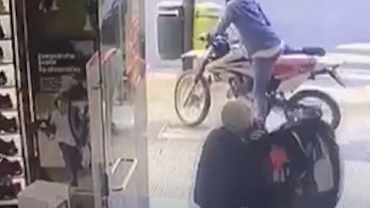 Motochorros se robaron decenas de camisetas de Gimnasia en La Plata