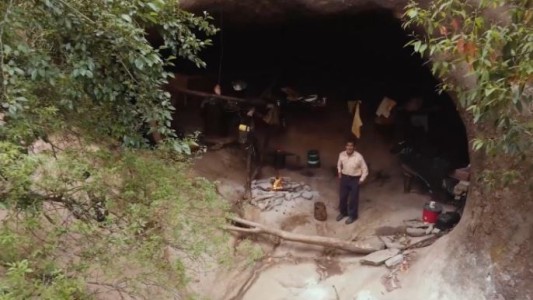 Un documentalista francés rescató la increíble historia del ermitaño que vive en una cueva en Tucumán