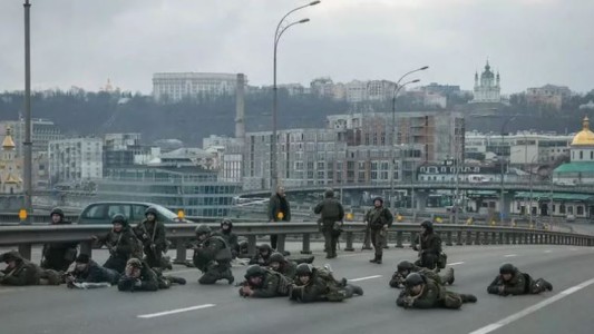 El presidente de Ucrania advirtió que Rusia intentará tomar Kiev esta noche: "No podemos perder la capital"