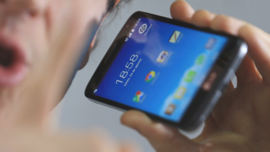 Tragedia en Mendoza: un joven murió electrocutado cuando cargaba su celular