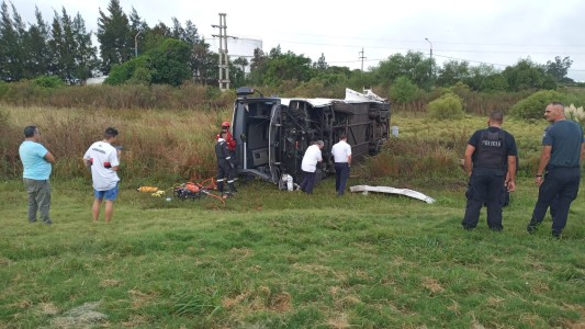 Impactante vuelco de un colectivo con heridos en la autopista a la altura de San Lorenzo
