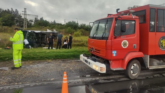 Murió el rosarino que salió despedido del colectivo que volcó en autopista