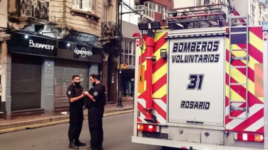 Un hombre está grave tras caer desde un tercer piso mientras limpiaba la terraza
