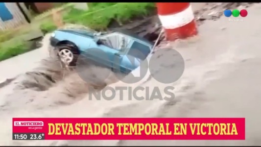 Video: el temporal se llevó un auto en Victoria