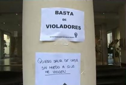 Violación grupal en Palermo: los vecinos repudian con carteles a uno de los involucrados