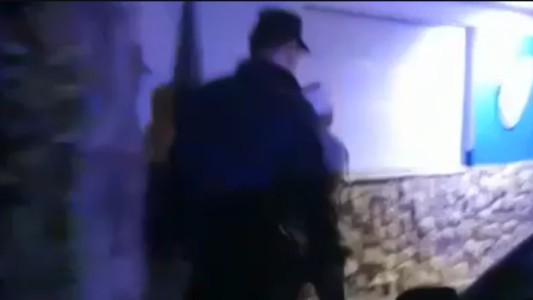 Agredió a su pareja tras revisarle el WhatsApp: la mujer le pegó con una plancha, lo denunció y quedó detenido