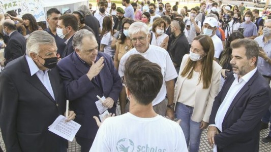 Diputados de distintos espacios compartieron en Plaza de Mayo una oración interreligiosa por la paz en Ucrania