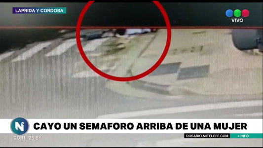 Un semáforo se cayó arriba de una mujer en Laprida y Córdoba