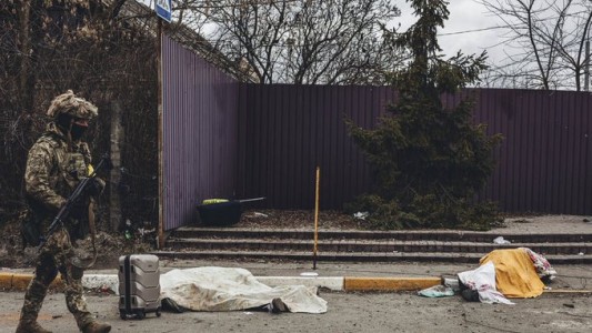 Video: el momento que muere una familia que huía de Ucrania por un bombardeo ruso