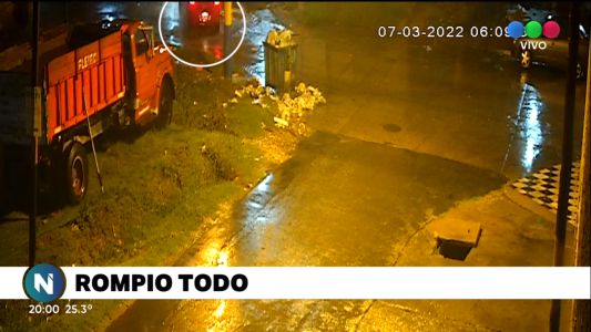 Un auto cayó dentro de un enorme pozo durante las intensas lluvias