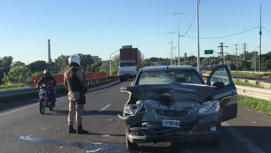 Choque múltiple entre cinco vehículos: uno se dio a la fuga