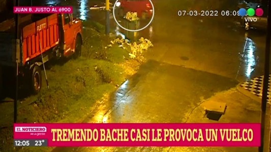 Casi pierde el auto tras caer en un profundo bache
