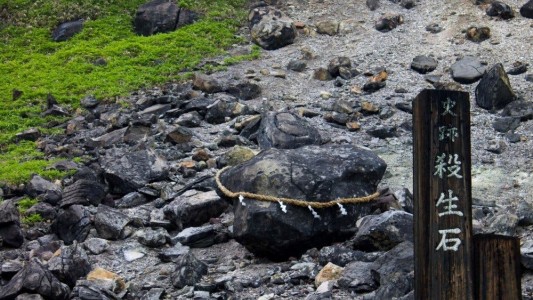 Se partió en dos la "piedra asesina" de Japón, cuya leyenda dice que contenía un demonio en su interior