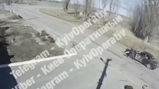 Video: Un tanque ruso ataca a un auto civil