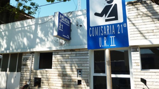 Cinco años de cárcel a policía por robarle la AUH a una mujer detenida