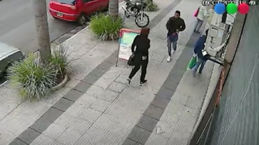 Video: un delincuente baleó a una mujer tras resistirse al robo de su cartera
