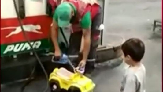Video: Un nene fue a cargarle nafta a su auto de juguete