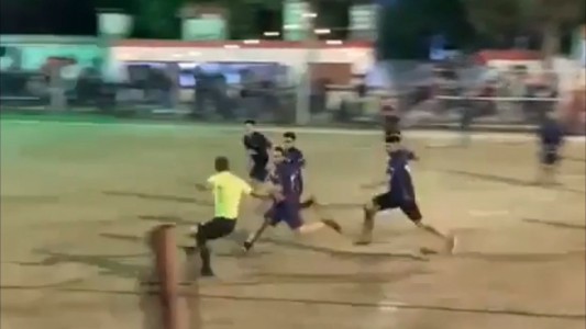 Fútbol feroz: corrieron por toda la cancha a un árbitro para pegarle