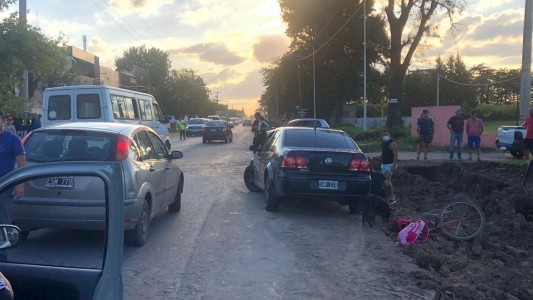 Murió una mujer tras choque múltiple entre dos autos y una bicicleta