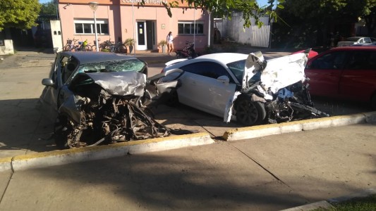 Una mujer murió y un joven pelea por su vida tras brutal choque en Fighiera