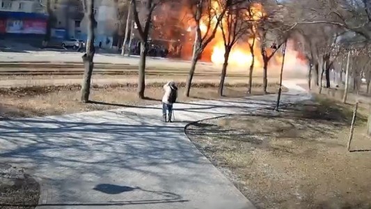 El momento en el que un misil ruso impacta en plena calle de Kiev