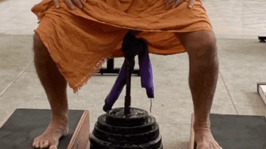 Quién es el argentino que levanta 75 kilos con los testículos