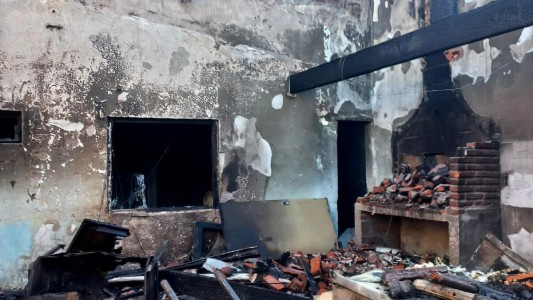 Discusión entre vecinos: uno lo amenazó de muerte con un cuchillo y el otro le incendió la casa