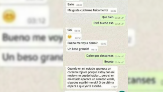"Si está en rojo estoy con mi novio": la divertida estrategia para avisarle a su amante cuándo whatsappear