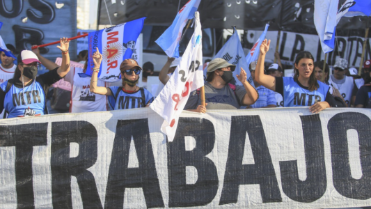 En medio de los reclamos piqueteros, el Gobierno otorgó un bono de 6 mil pesos al Potenciar Trabajo