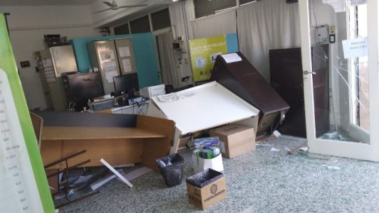 Video: una mujer tuvo un ataque de furia y destrozó una oficina municipal