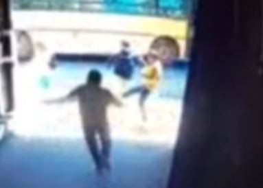 Video: robó 300 mil pesos e intentó escapar, pero lo detuvo un transeúnte con una patada voladora