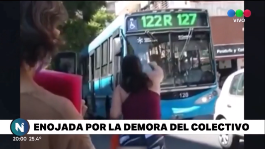 Mujer apedreó un colectivo de la línea 122 por la demora