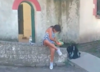 Video:  una escuela de Tandil obliga a una nena a comer en la calle por ser vegetariana