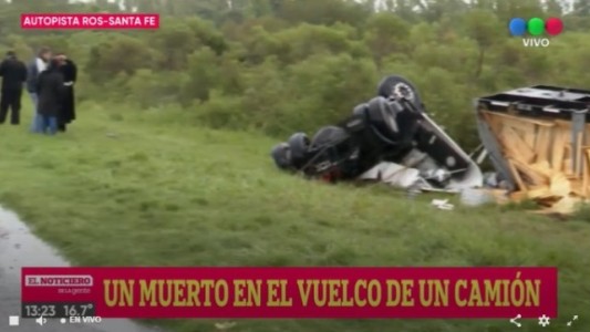 Un muerto y un herido tras el vuelco de un camión en la autopista a Santa Fe