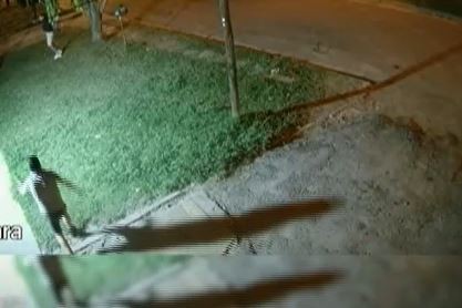 Video: motochorros lo intentaron asaltar y los echó a piedrazos