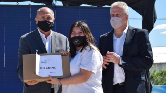 Barbijos en las escuelas: Perotti recibe al ministro de Educación de la Nación