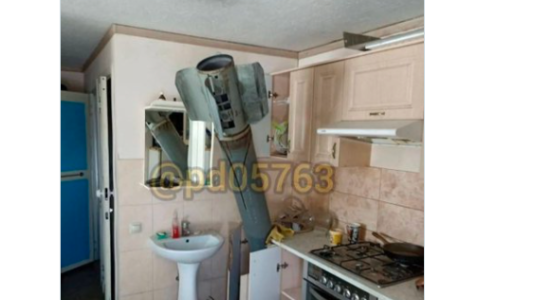 El video del misil clavado en la cocina de una casa en la ciudad ucraniana de Jarkóv