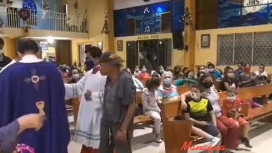 Video: un cura le negó la hostia a un indigente en plena misa