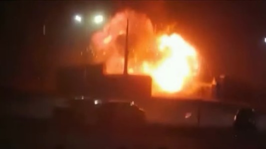 El momento en el que Rusia bombardeó y destruyó un shopping en Kiev