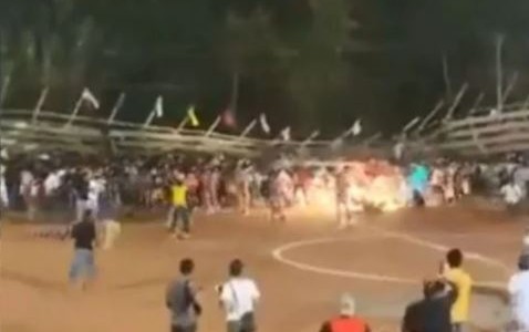 Impactante derrumbe de una tribuna en India deja más de 200 heridos