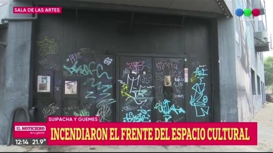 Incendiaron el ingreso de la Sala de las Artes