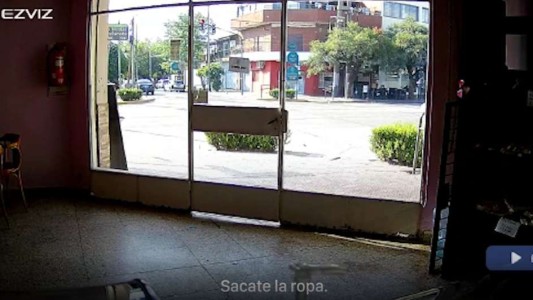 Abusaron de la empleada de una panadería y el ataque quedó grabado