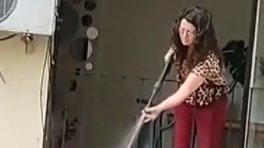 Video viral: la vecina que apagó un asado de obra desde su balcón con una hidrolavadora