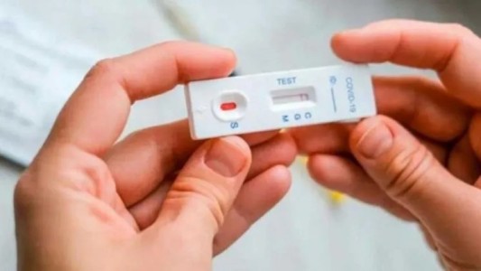 La desopilante reacción de un joven que confundió una prueba de Covid con una de embarazo