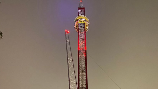 Imágenes impactantes: un adolescente murió al caer de la torre de caída libre más alta del mundo