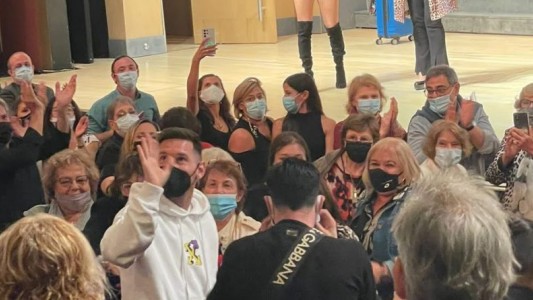 Messi asistió a ver una obra en la calle Corrientes y lo ovacionaron de pie