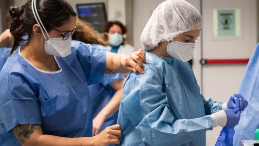 Cinco personas murieron y 818 resultaron contagiadas en las últimas 24 horas