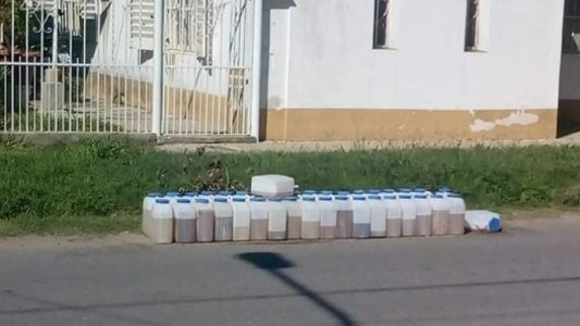 Un asco: denuncian la existencia de bidones llenos con orina en plena calle de Baigorria