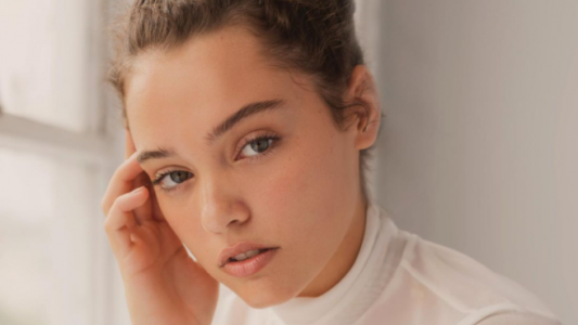 La modelo de 21 años Claire Bridges le amputaron ambas piernas por complicaciones del covid