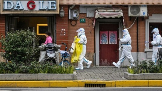 China confinó a la mitad de Shanghái para contener el mayor brote de coronavirus en el país